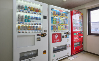 写真：お茶やジュースなどが販売されているドリンク自動販売機