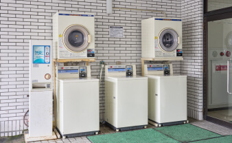 写真：野外にある洗濯機3台と乾燥機2台